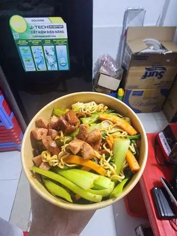 Hình ảnh Mì xào xúc xích sốt đặc biệt cay vừa