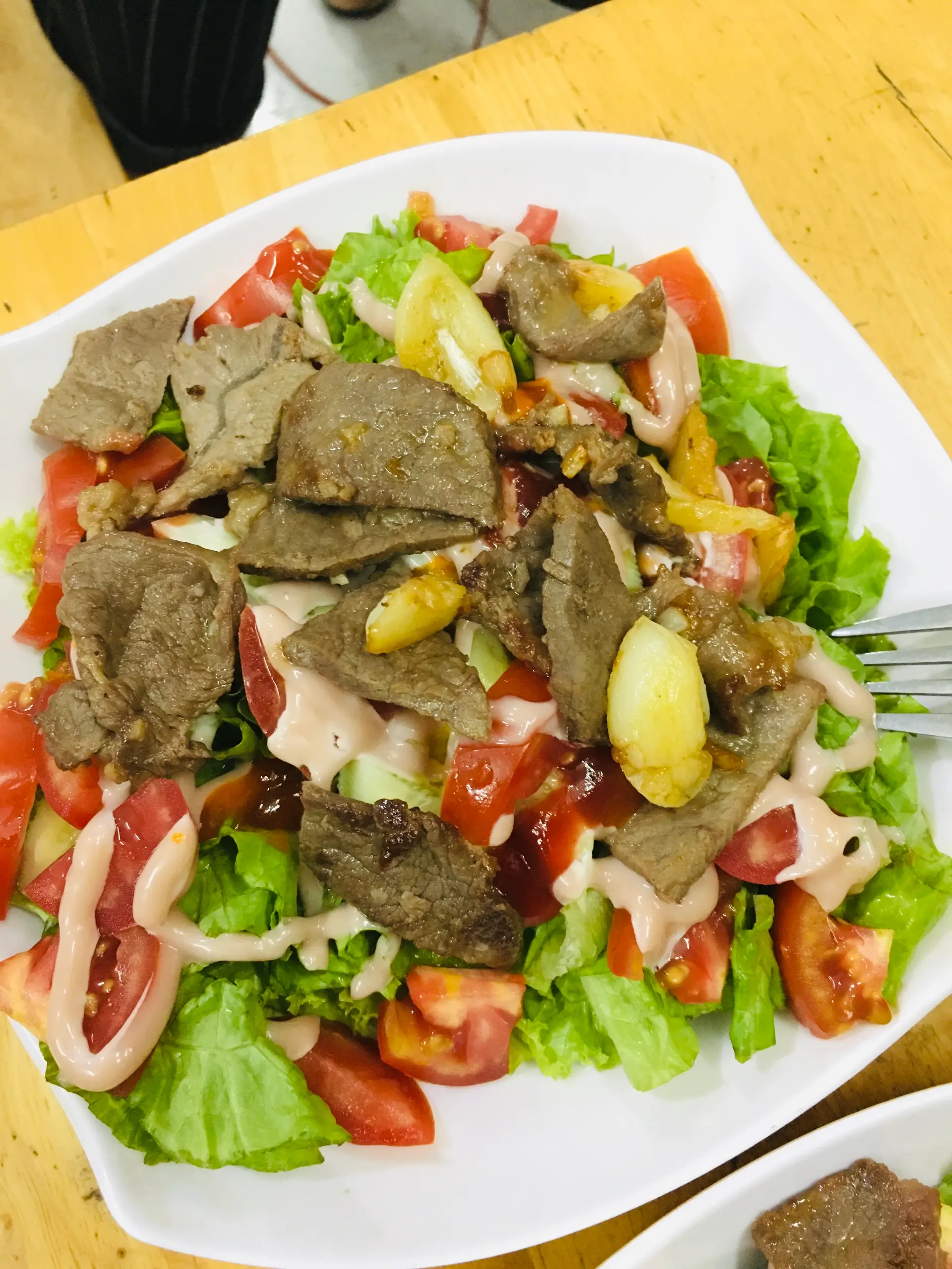 Hình ảnh Salad bò sốt bơ tỏi