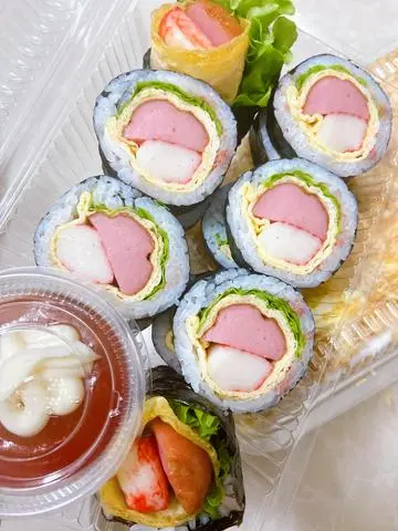 Hình ảnh kimbap thanh cua cuộn trứng