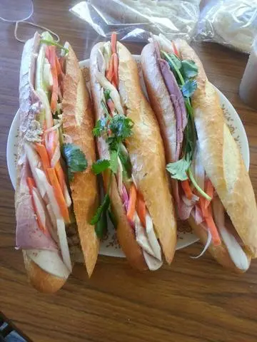 Hình ảnh Bánh mì baguette Thịt Khổng Lồ đặc biệt