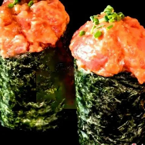 Hình ảnh Sushi Cá Hồi Sốt Ớt