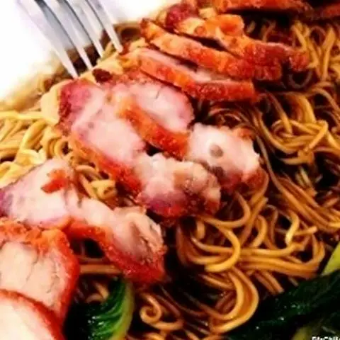 Hình ảnh Mì gói xào thịt xá xíu