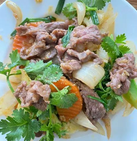 Hình ảnh Cơm đĩa bò xào bông cải