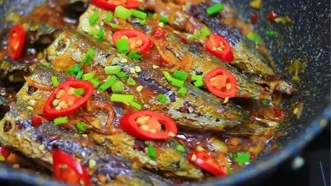 Hình ảnh Cơm cá nục bông chiên sốt cà