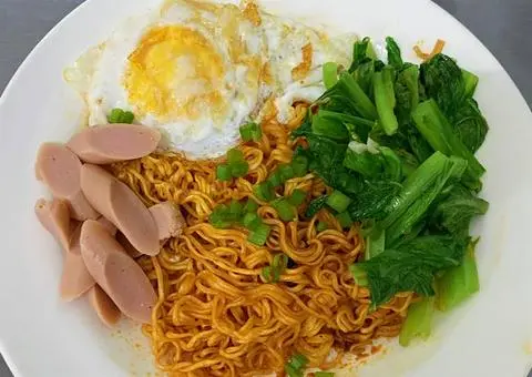 Hình ảnh Mì xào xúc xích trứng+ rau cải thìa