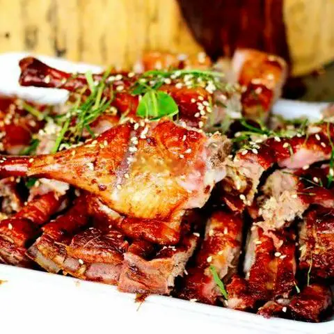 Hình ảnh Vịt nướng nguyên con