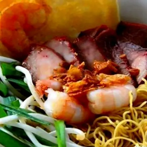Hình ảnh Mì gói xào trứng xá xíu