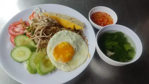 Hình ảnh Cơm bì ốp la chả