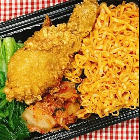 Hình ảnh Mi trộn đùi gà + tokbokki trộn sốt 