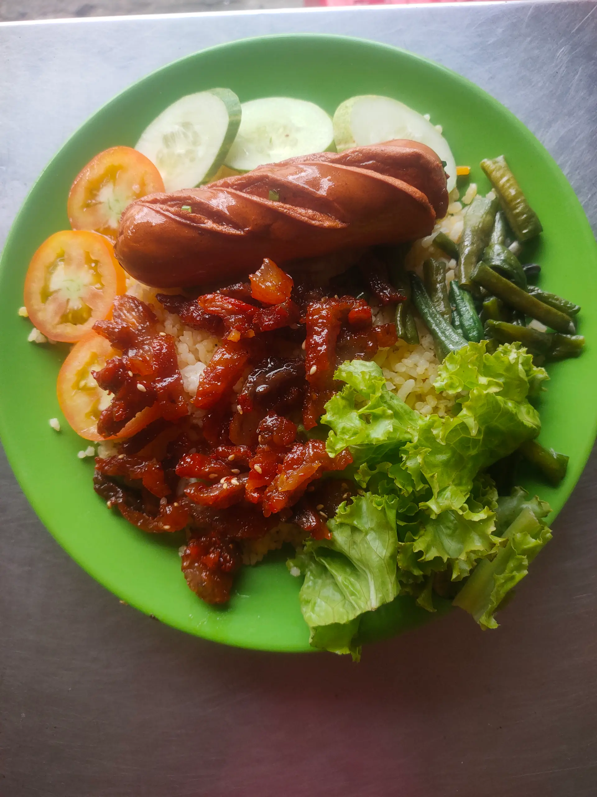 Hình ảnh cơm xá xíu xúc xích 