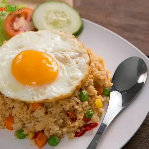 Hình ảnh Cơm chiên trứng ăn kèm trứng Ốp La 