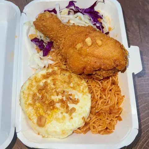 Hình ảnh Mì trộn đùi gà trứng