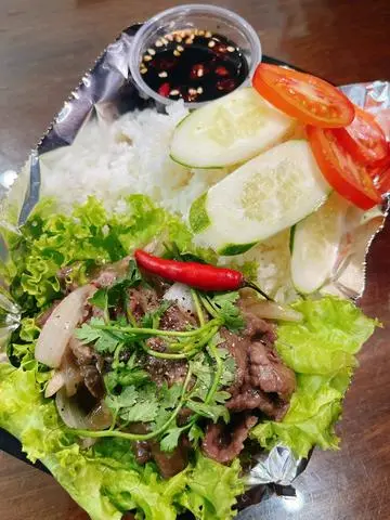 Hình ảnh cơm bò xào củ hành
