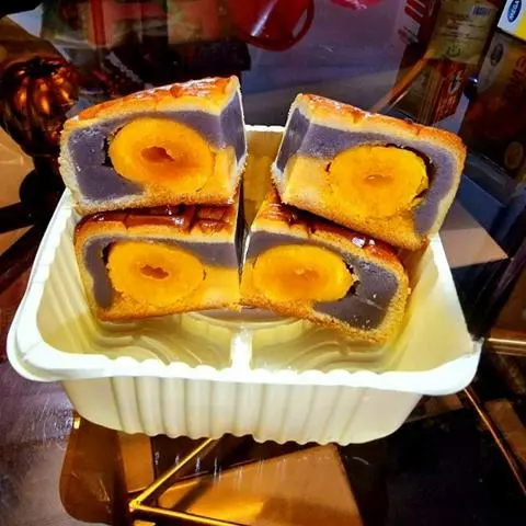 Hình ảnh 1 Bánh Trung thu Khoai môn 2 trứng siêu ngon ít ngọt 200gr