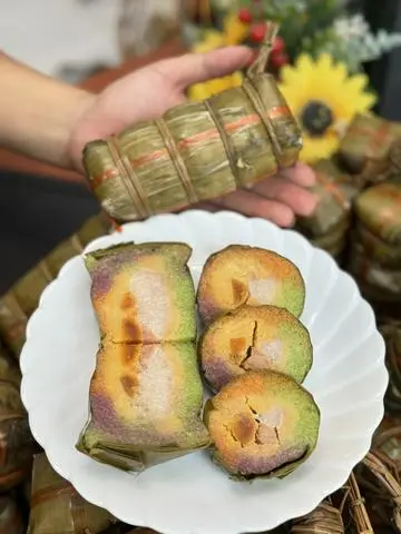 Hình ảnh Bánh Tét 3màu Mini Trứng Muối - 1đòn 300gr