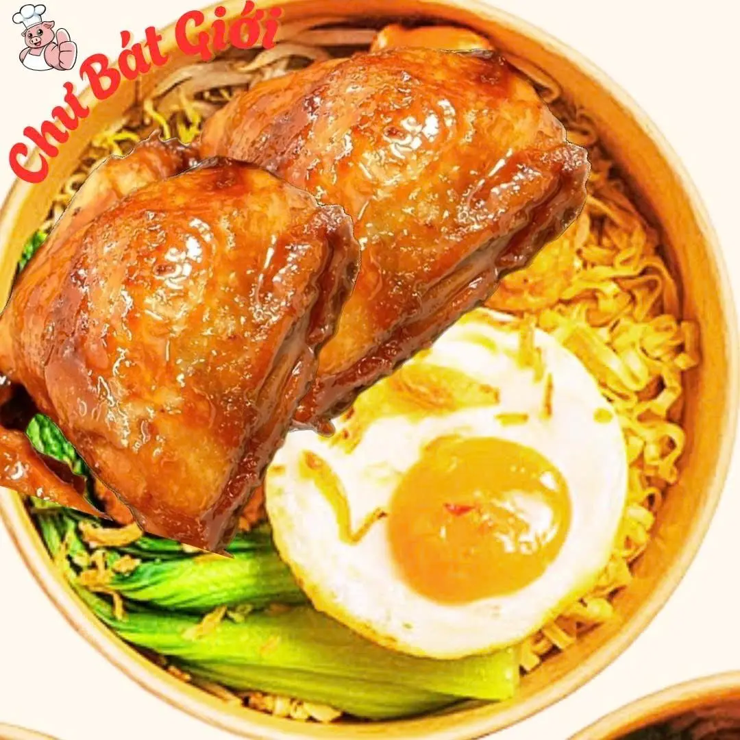 Hình ảnh Mì Trộn Má Đùi Gà Chiên sốt Nước Mắm + Trứng
