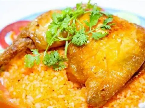 Hình ảnh Cơm Gà Xối Mỡ (góc tư)
