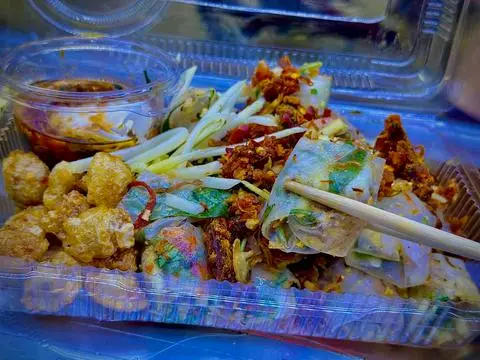 Hình ảnh bánh trán cuộn trứng hồng đào