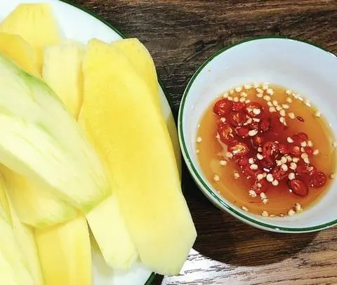 Hình ảnh Xoài Sống Chấm Mắm Đường (Ớt Tươi/ Xoài Chua)