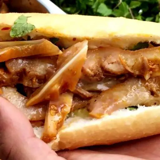 Hình ảnh Bánh mì tai heo phá lấu