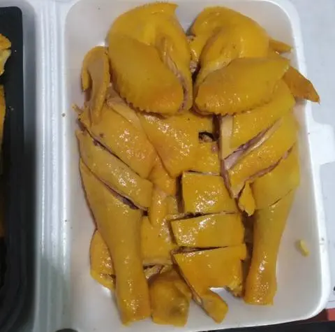 Hình ảnh Gà Luộc Nước Dừa nguyên con chặt sẵn