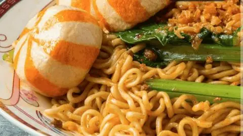 Hình ảnh Mì trộn indo và bánh bao cá hồi