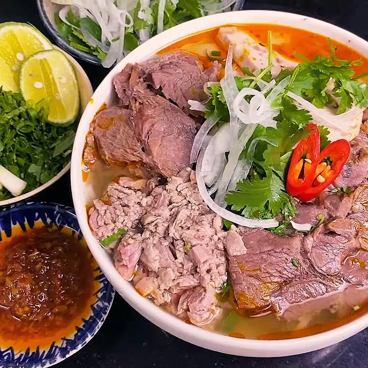 Hình ảnh Bún bò tái nạm chả