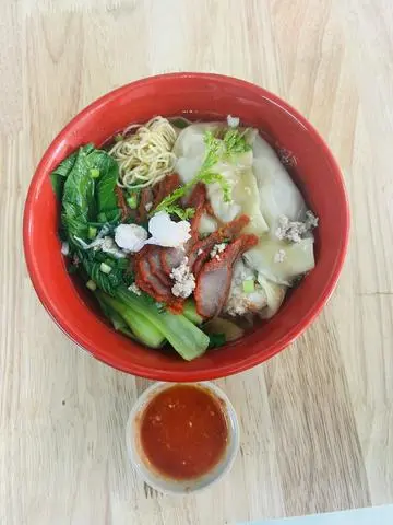Hình ảnh Súp mì hoành thánh - xá xíu