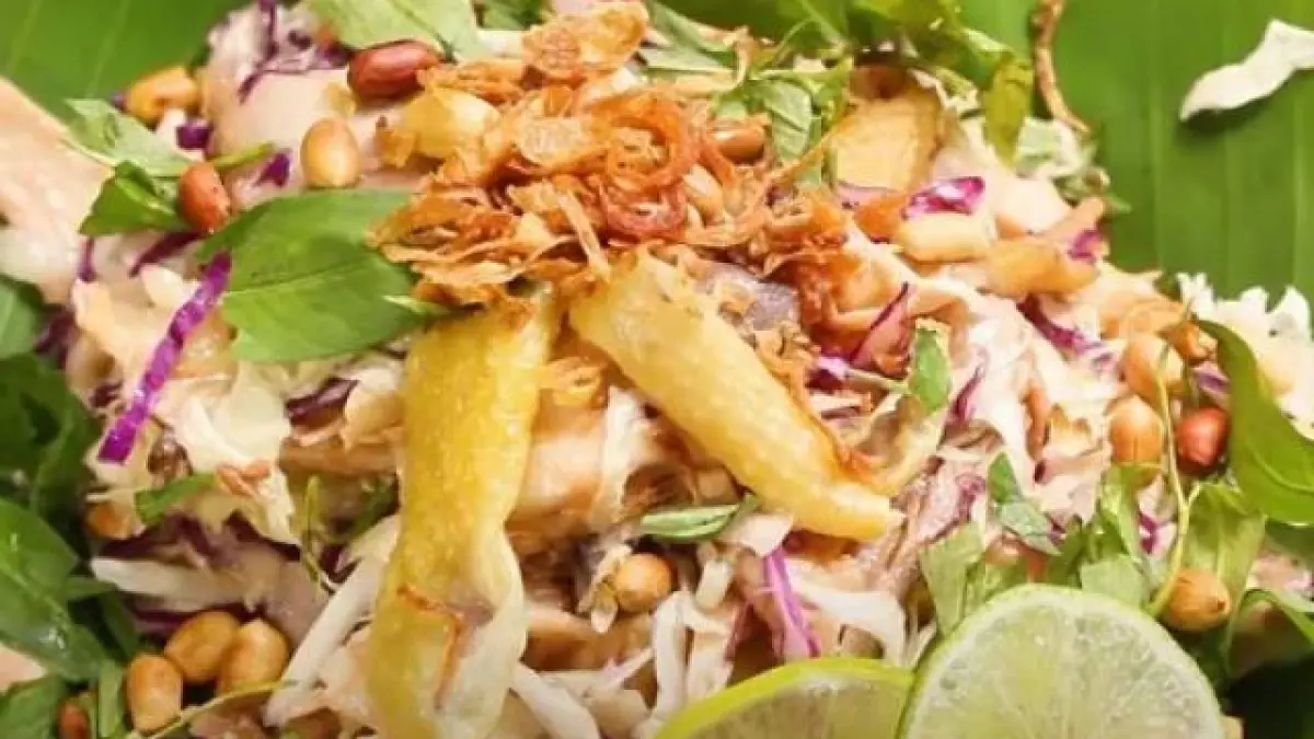 Hình ảnh Gà ta nguyên con xé phay trôn gỏi