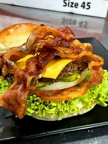 Hình ảnh BURGER BÒ MỎNG PHÔ MAI VÀ THỊT XÔNG KHÓI-GẤP ĐÔI PHẦN NHÂN