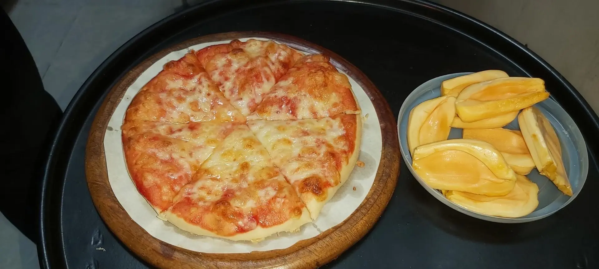 Hình ảnh Pizza chay size 18cm + CoCa chai 300ml