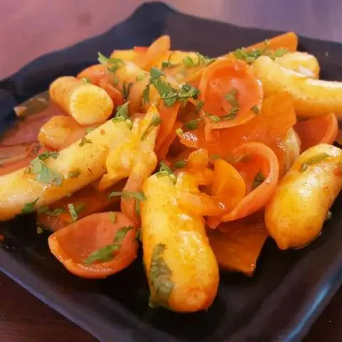 Hình ảnh Tokbokki (Bánh Gạo) Xúc Xích 