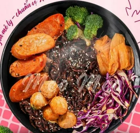 Hình ảnh Mì xào tương đen Xúc Xích Cá Viên
