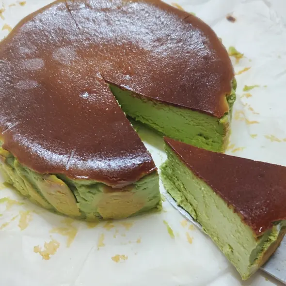Hình ảnh Basque matcha cheesecake