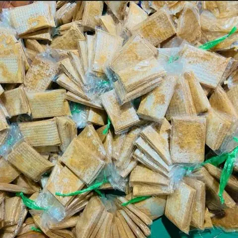 Hình ảnh Bánh tráng muối nhuyễn lắc cay