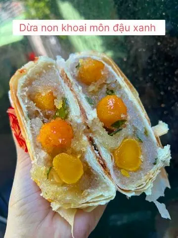Hình ảnh Bánh Pía Dừa Non_ Môn Đạu_ Mỡ Hành 8 Trứng muối _ 500g