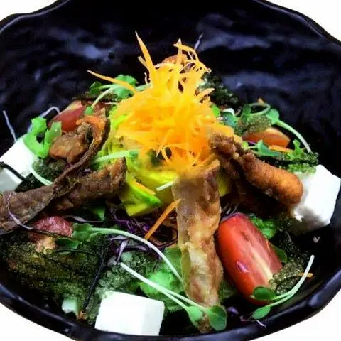 Hình ảnh Salad Da Cá Hồi Chiên