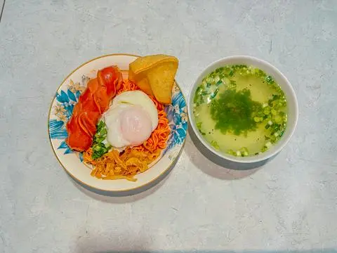 Hình ảnh MÌ TRỘN TRỨNG LÒNG ĐÀO XÚC XÍCH