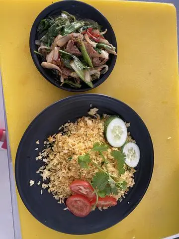 Hình ảnh Cơm chiên thịt heo xào lá quế