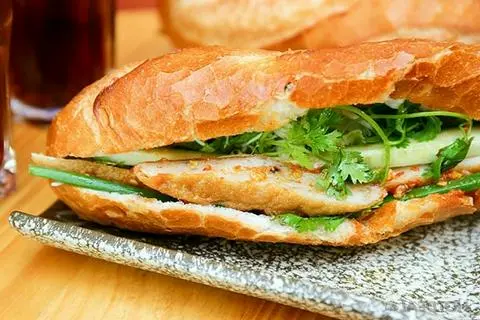 Hình ảnh Bánh Mì Trứng Chả Cá