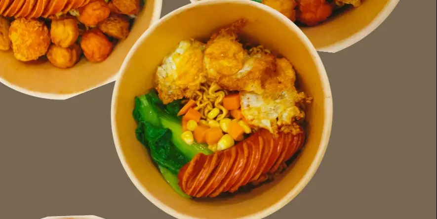 Hình ảnh Mì trộn Indomie xúc xích trứng