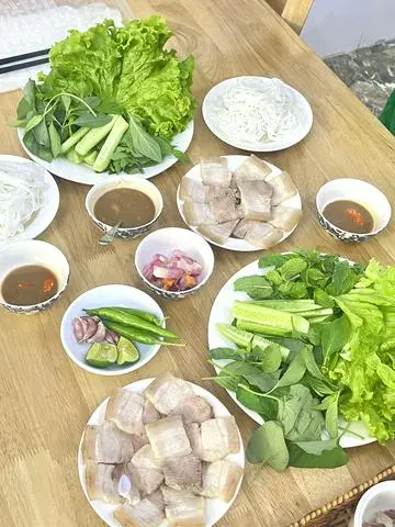 Hình ảnh Bánh tráng cuốn thịt ba rọi rút sườn chấm mắm nêm (Phần 2 người)