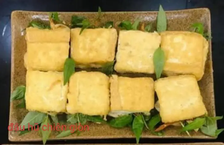 Hình ảnh Đậu hũ chiên giòn chấm mắm tôm.