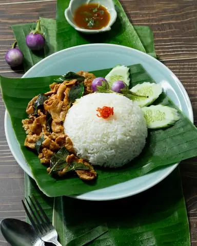 Hình ảnh Cơm Heo Thái Mỏng Xào Kra Pao ( Lá Quế )