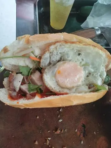 Hình ảnh BÁNH MÌ HEO QUAY+ỐP LA 