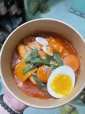Hình ảnh tokboki phô mai ( chả cá + xúc xích + trứng )