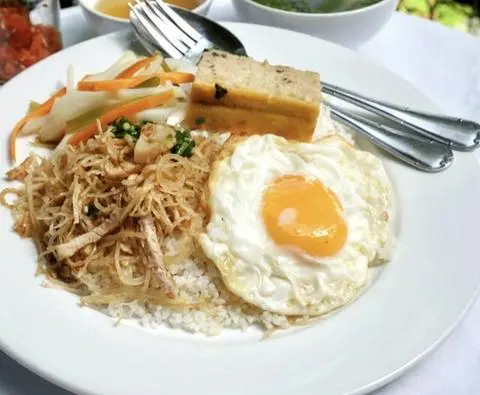 Hình ảnh cơm bì chả trứng ốp la