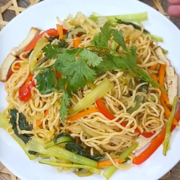 Hình ảnh Mì xào chay rau củ 