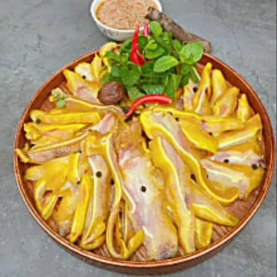 Hình ảnh tai heo ủ muối kèm rau dưa, nước chấm 
