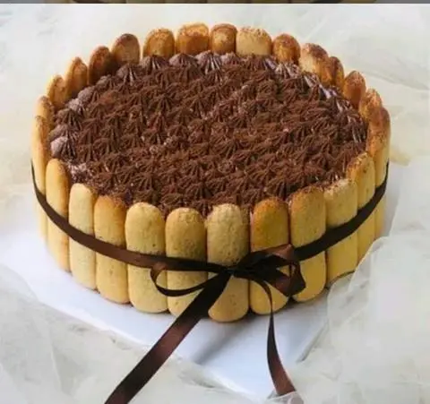Hình ảnh Bánh Kem Tiramisu gắn bánh champagne size 20cm